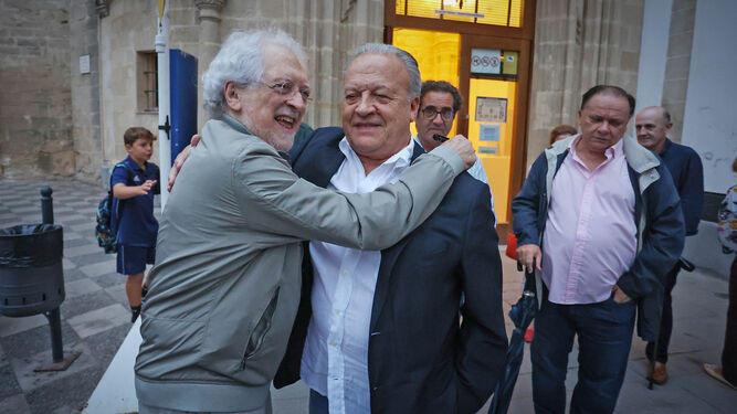 Alejandro Rojas-Marcos y Pedro Pacheco se abrazan a su llegada a los Claustros.