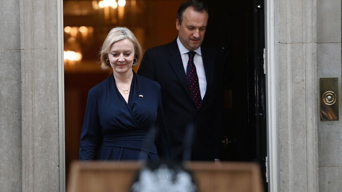 La primera ministra británica, Liz Truss, seguida de su marido, se dispone a anunciar su renuncia
