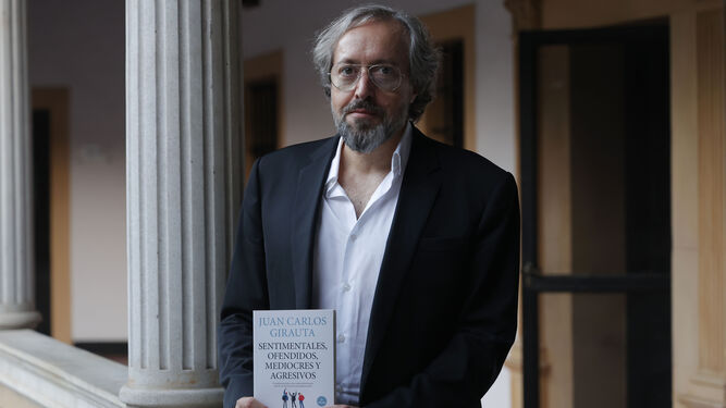 Juan Carlos Girauta con su nuevo libro.