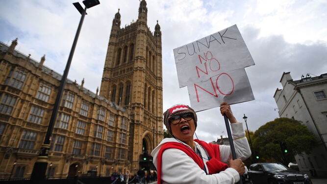 Un manifestante protesta contra Sunak a las puertas del Parlamento británico.
