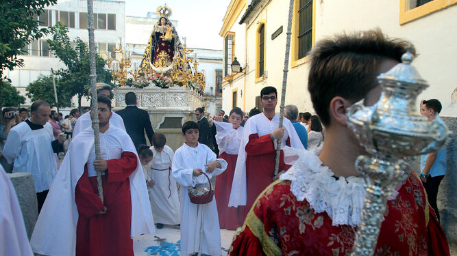La Virgen del Rosario de Capataces y Costaleros en una procesión anterior.
