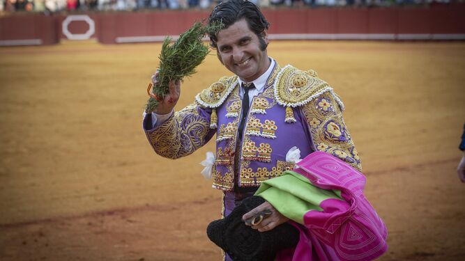 Un sonriente Morante da la vuelta al ruedo tras su último triunfo en San Miguel.