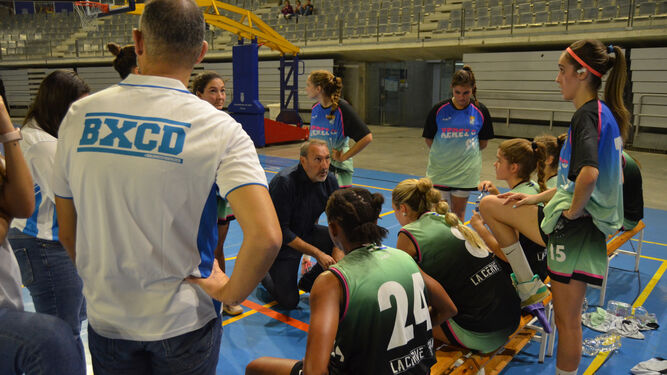 Darío Cornejo da instrucciones a sus jugadoras durante un partido.