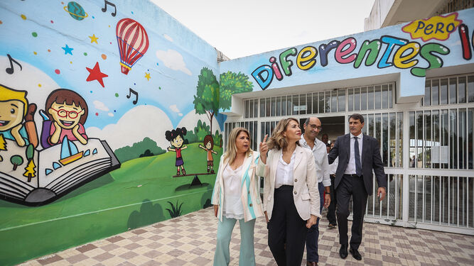 Raquel Sánchez, ministra de Transporte, junto a Mamen Sánchez en su visita al CEIP Antonio de Nebrija de Jerez.