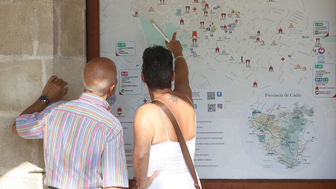 Dos turistas consultan un mapa de la ciudad.