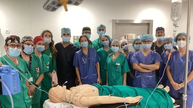 Anestesistas que han participado en la acción formativa junto al simulador de las prácticas.