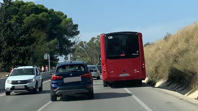 Un autobús, parado en la carretera de Estella.