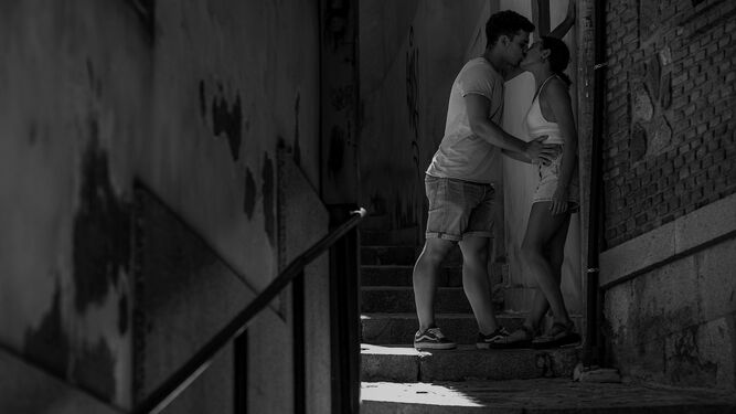 Una pareja besándose en un callejón