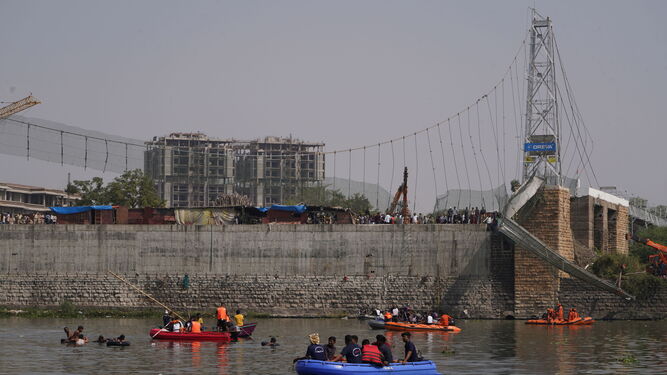 Equipos de rescate trabajan en el lugar donde colapsó el puente.