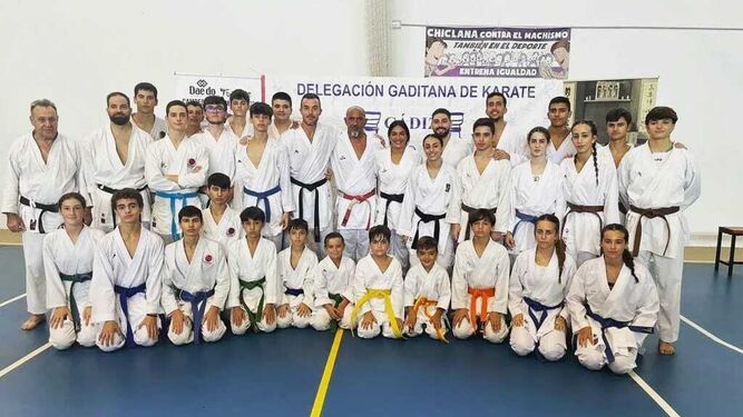 Más de 30 karatecas del Dakentai y de la Escuela Municipal acudieron a Chiclana.