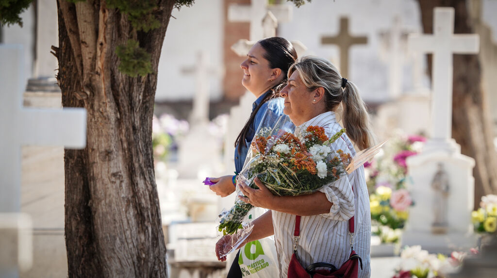 D&iacute;a de recuerdos y emociones en el cementerio de Jerez