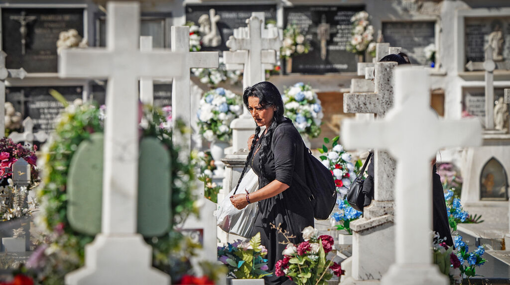 D&iacute;a de recuerdos y emociones en el cementerio de Jerez