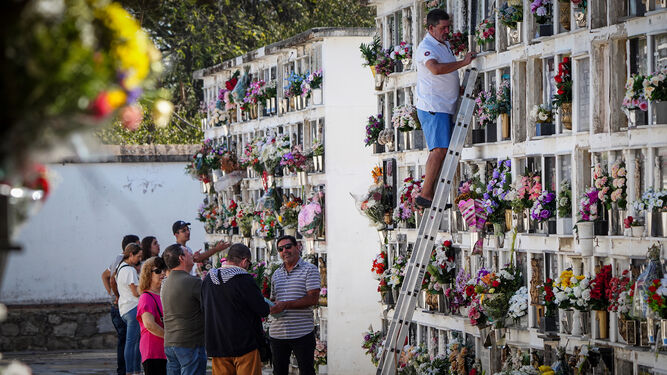 Día de recuerdo y emociones en el cementerio de Jerez