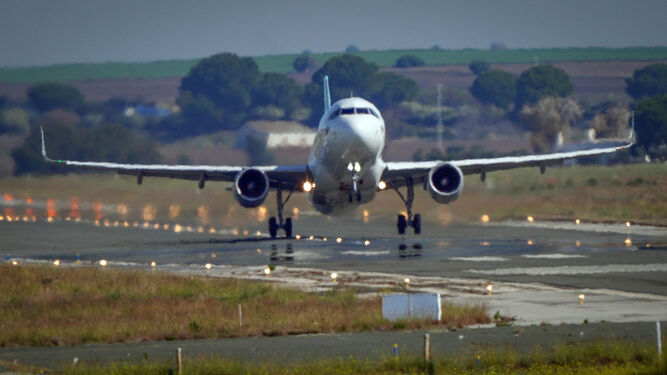 Un avión de la compañía Eurowings despegando del Aeropuerto de Jerez.