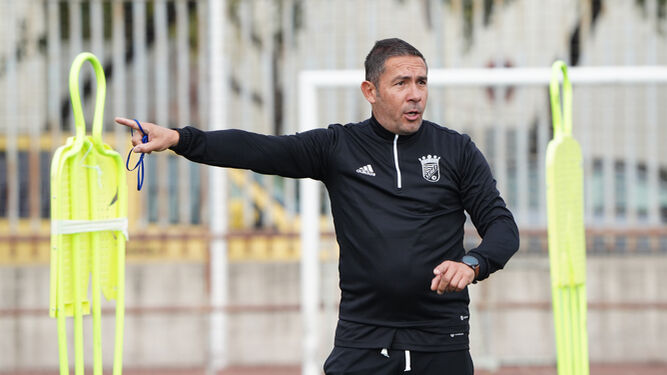Juan Carlos Gómez da instrucciones a sus jugadores en un entrenamiento en La Granja.