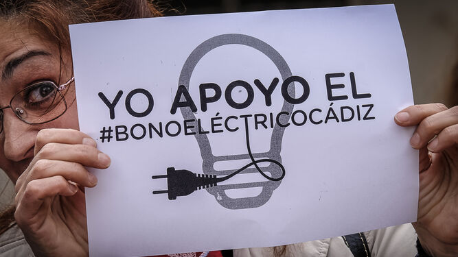 Concentración en Cádiz a favor del Bono Social Eléctrico