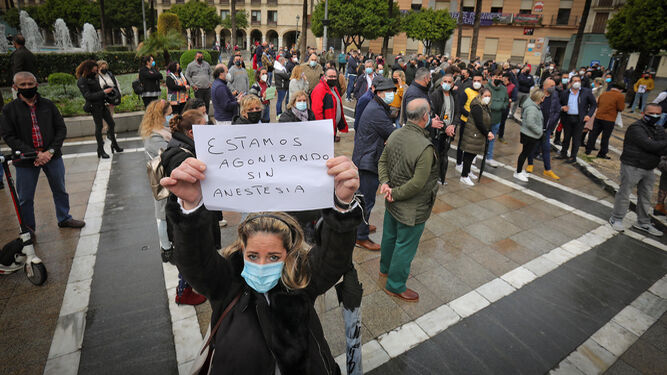 Hosteleros de Jerez, en otra protesta celebrada en la plaza del Arenal