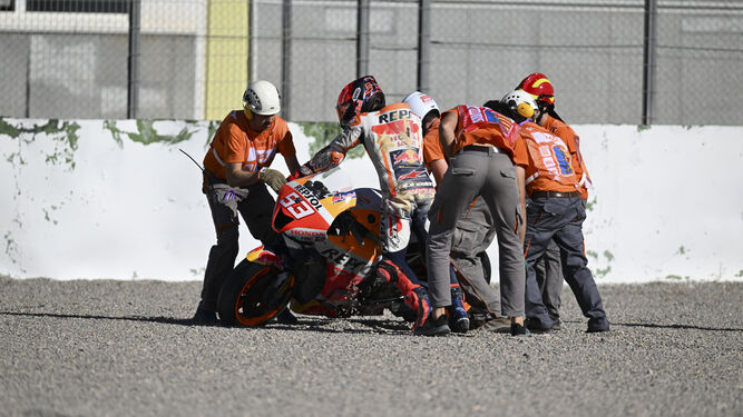 Márquez recibe la ayuda de los comisarios de pista en la segunda caída del día.