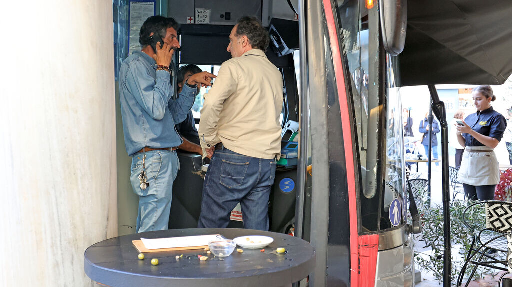 Un autob&uacute;s se empotra en el Gallo Azul de Jerez