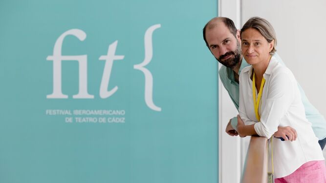 Isla Aguilar y Miguel Oyarzun, junto al logotipo del FIT de Cádiz.
