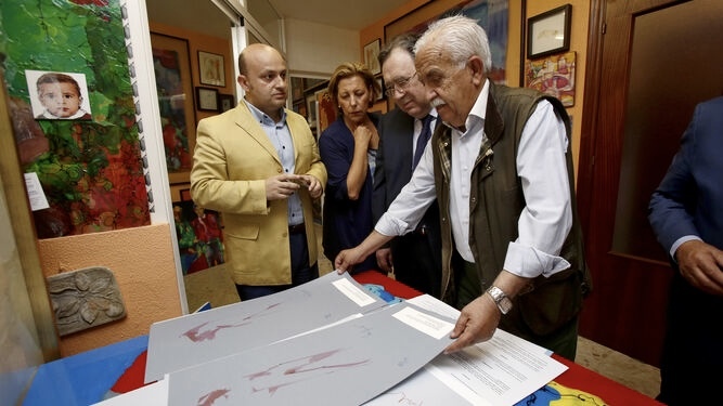 Luis Gonzalo recibiendo en su estudio gaditano a una comisión de la Academia de San Dionisio de Jerez.