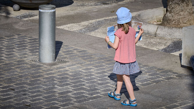 Una joven turista, este verano paseando por las calles de Cádiz.