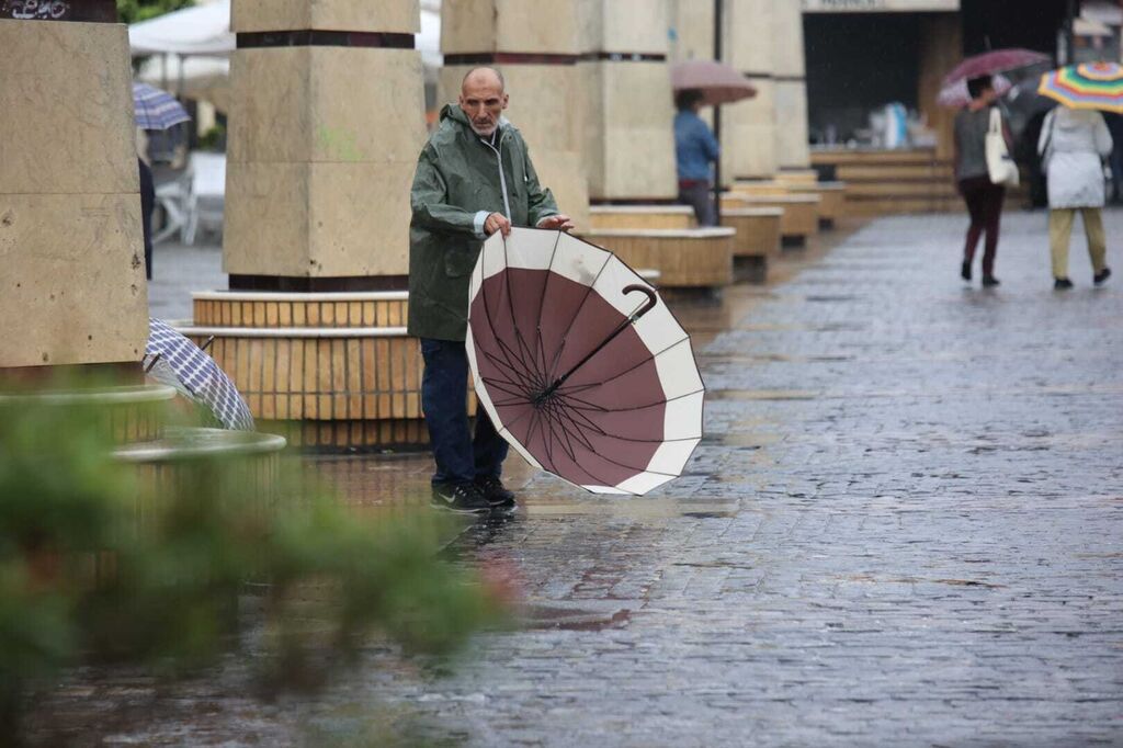 Ma&ntilde;ana de lluvia y paraguas en Jerez