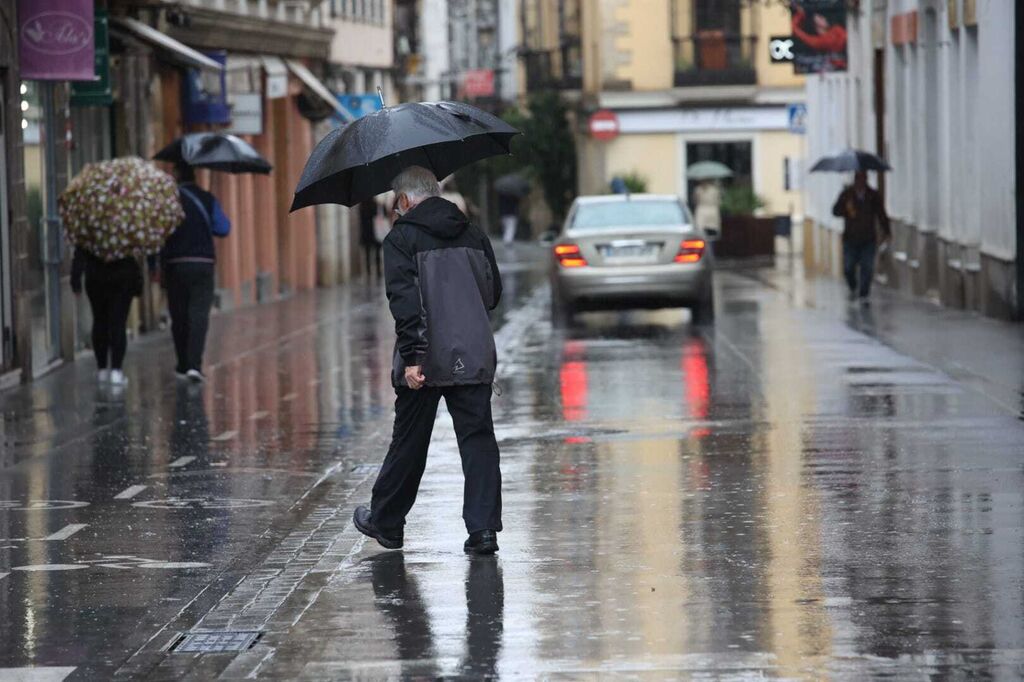 Ma&ntilde;ana de lluvia y paraguas en Jerez