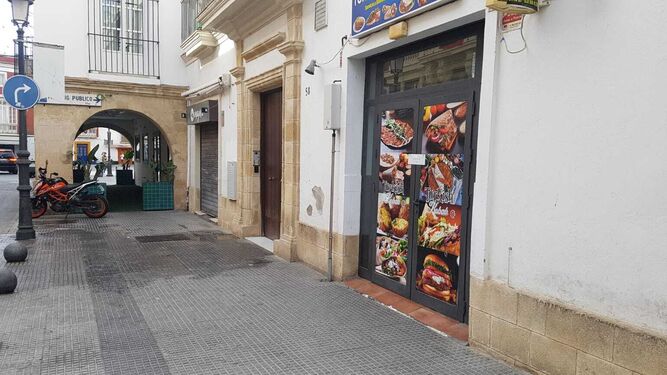 El establecimiento precintado, en la calle Ribera del Río de El Puerto.