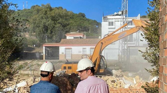 El alcalde Hugo Palomares comprueba el arranque de los trabajos del centro.