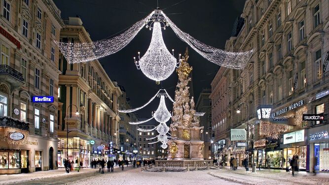 Avenida de Viena totalmente nevada e iluminada por Navidad