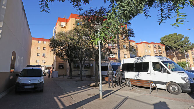 Dos de los agentes desplegados en el operativo en la plaza Ubrique, de la barriada de La Granja, en Jerez.