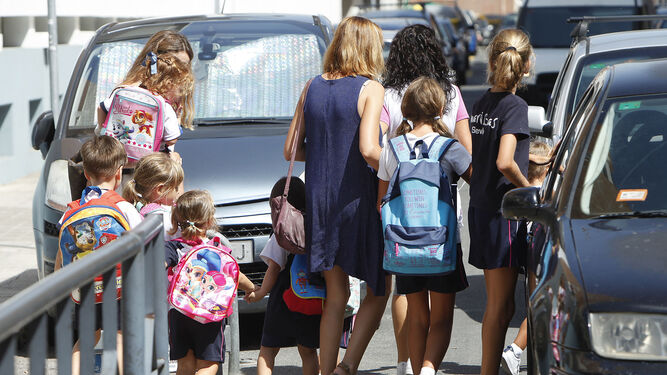 Varias familias recogen a sus hijos del colegio al final de las clases.