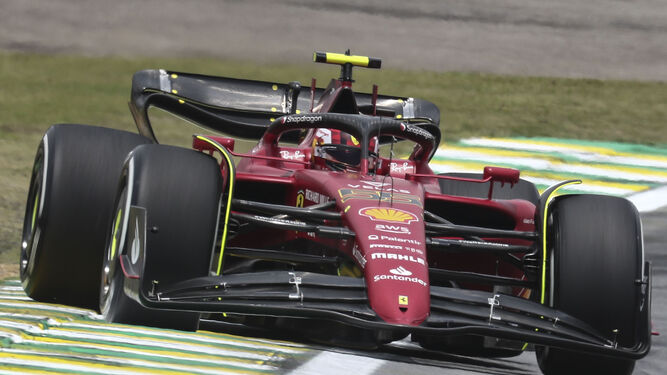 Carlos Sainz perderá cinco puestos en la parrila de este domingo en Interlagos.