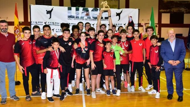 El Club Dakentai Jerez, con la copa de campeón de la Liga Andaluza.