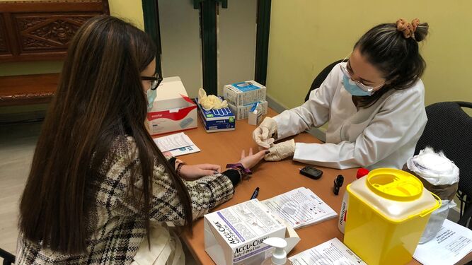 Una joven se somete al control de glucosa en el Colegio de Farmacéuticos de Sevilla