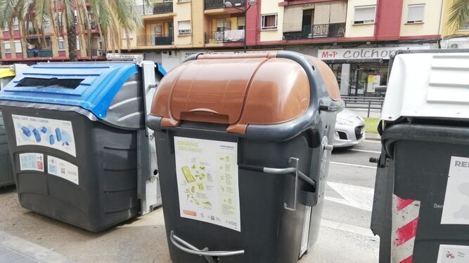 Un contenedor marrón en la ciudad de Granada.