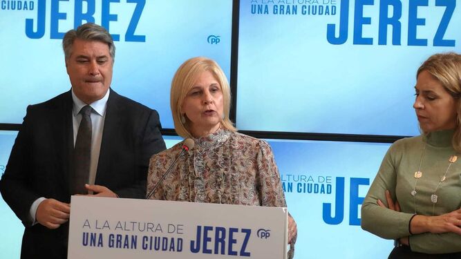 María José García-Pelayo, junto a Ignacio Romaní en la sede del PP jerezano.