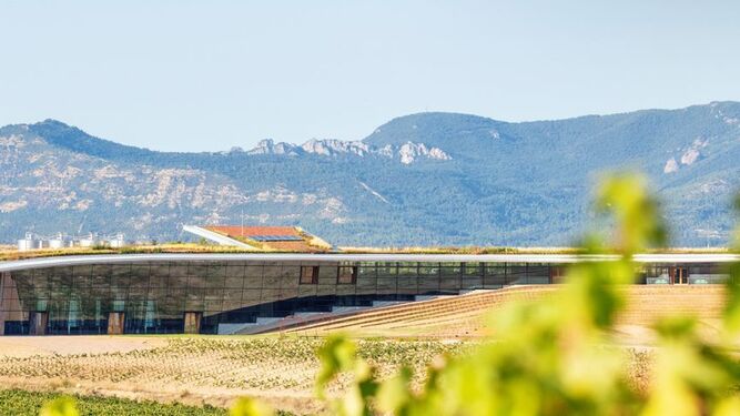 La nueva bodega de Beronia en Rioja, integrada en el paisaje.