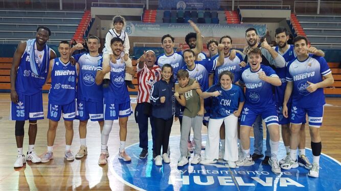 Los jugadores del Ciudad de Huelva celebran el triunfo en el Estrada.