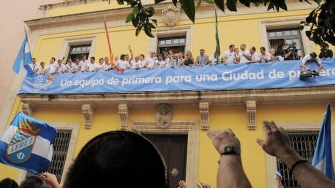 El Xerez CD saluda a su afición desde el balcón del Ayuntamiento para celebrar el ascenso a Primera.