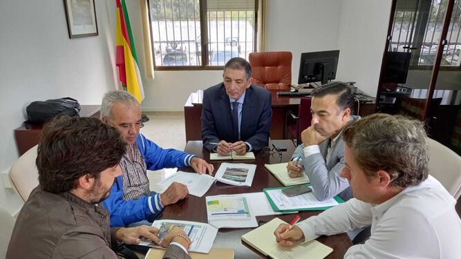 Responsables de la Junta y de la Comunidad de Regantes del Guadalcacín durante su reunión en Jerez.