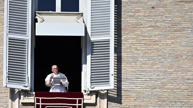 El Papa Francisco dirige su oración dominical del Ángelus desde la ventana de su oficina.
