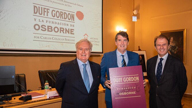 Carlos Cólogan, autor del libro, junto a Tomás (i) e Ignacio Osborne, presidentes de la Fundación Osborne y de la compañía.