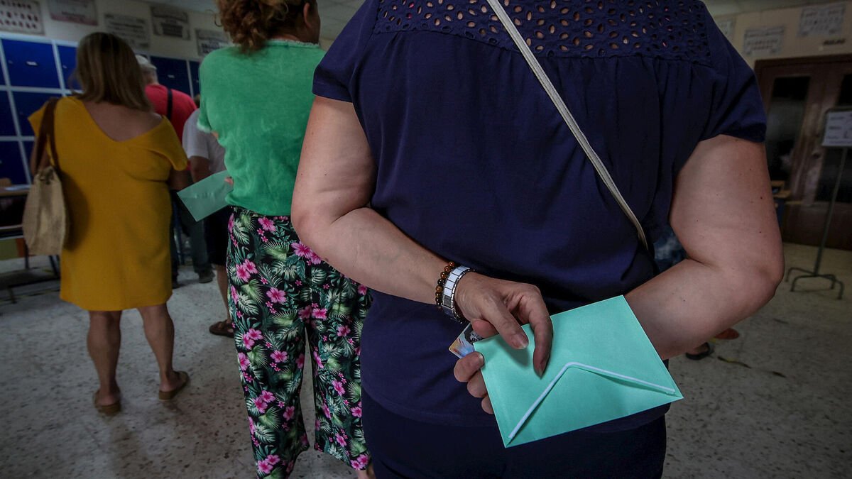 Colas para votar en un colegio electoral de Jerez durante el pasado mes de junio.
