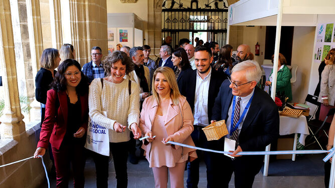 Responsables del gobierno local y de Ganemos Jerez en la inauguración de la Feria de Economía Social.