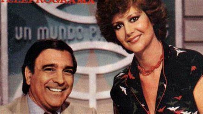 Santiago Vázquez y Adela Cantalapiedra, conductores de 'Un mundo para ellos', en la TVE de 1981