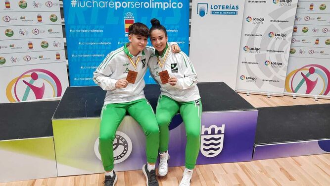 Sofía Salgado y Paula Cintas muestran sus medallas de bronce.