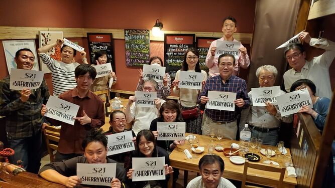 Miembros de la Sherry Society Japan celebrando la Semana del jerez.