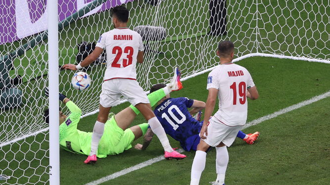 Pulisic acaba dolorido tras marcar el gol de Estados Unidos.